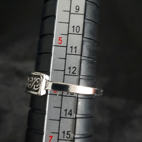 Elegant Silver Swirl Ring - Picture 3 of 3